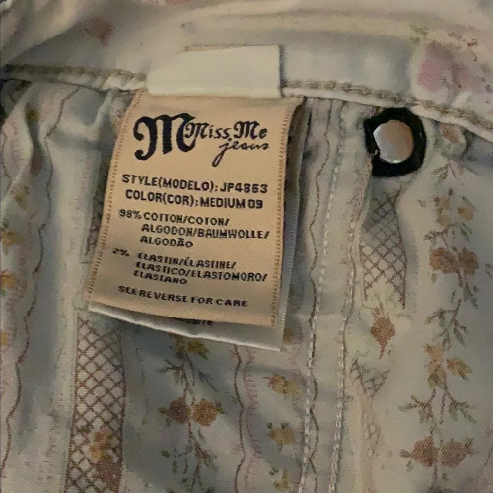 Miss Me Capri Jeans - Picture 4 of 10
